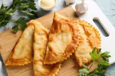 Lezzetli çizburgerler ve gri grunge masasında taze sebzeler.