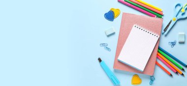 Açık mavi arkaplan üzerinde metin için boşluk olan defterler ve kırtasiye