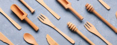 Mavi arka planda farklı ahşap mutfak aletleri