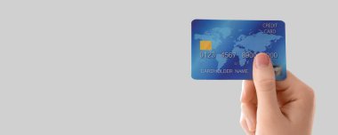 Gri arkaplanda el ele tutuşma kartı, metin için boşluk, yakın plan