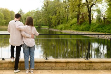 Parkta köprüde kucaklaşan güzel mutlu çift.