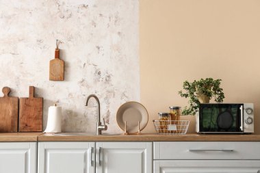 Beyaz mutfak tezgahları ve modern mutfak lavaboları.