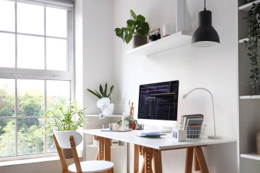 Işık ofisinin içinde bilgisayar bulunan programcının çalışma alanı