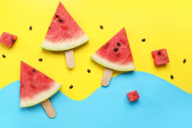 Renkli arkaplanda lezzetli karpuz çubukları olan kompozisyon