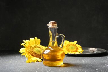 Siyah arkaplanda ayçiçeği yağı dekanı