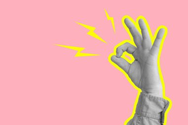 Erkek el pembe arka planda iyi görünüyor. 