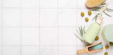 Zeytin özlü kozmetik ürünleri, masaj fırçası ve hafif arkaplanda deniz tuzu ile metin için boşluk