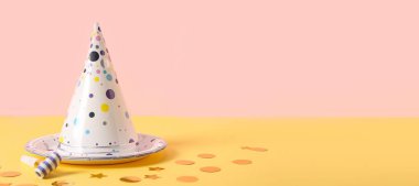 Parti şapkası, tabak ve konfeti metin için alanı olan renk arkaplanı