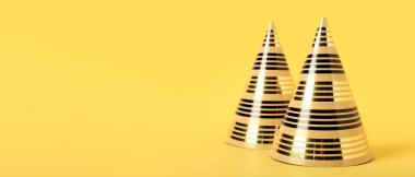 Sarı arkaplanda parti şapkaları ve metin için boşluk