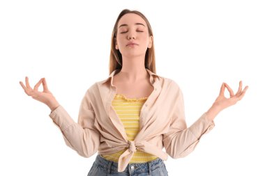 Beyaz arka plan üzerinde meditasyon yapan genç bir kadın. Denge kavramı