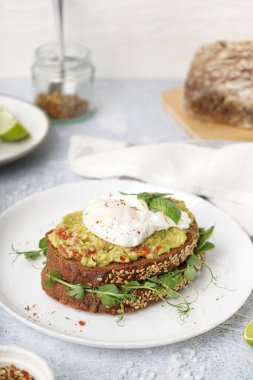 Bir tabak lezzetli sandviç ve masada yumurta.