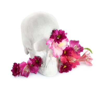 Beyaz arka planda güzel çiçekli insan kafatası