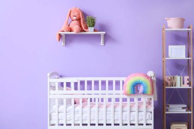 Rahat yatağı olan çocuk odasının şık bir iç mekanı.