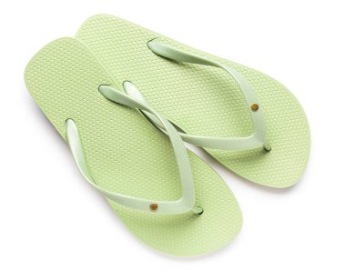 Beyaz arka planda yeşil kadın terlikleri