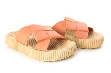 Beyaz arka planda turuncu kadın terlikleri