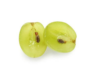 Beyaz arka planda tatlı yeşil üzümler