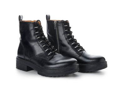 Beyaz arka planda şık siyah deri çizmeler