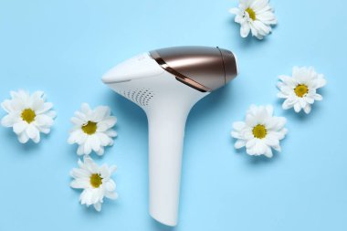 Mavi arka planda güzel çiçekleri olan modern fotoepilatör