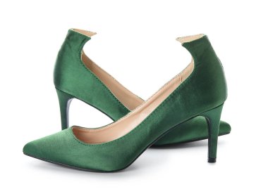 Beyaz arka planda zarif yeşil topuklar