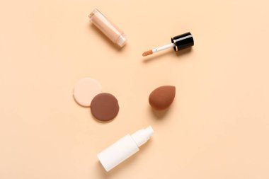 Bej arka planda süngerleri olan makyaj malzemeleri.