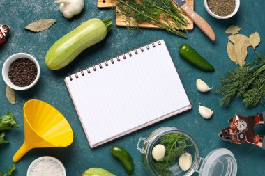 Boş tarif kitabıyla kompozisyon, taze sebzeler ve renk arkaplanlı baharatlar
