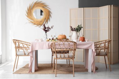 Şükran Günü için hazırlanan sonbahar sofrası hafif yemek odasında balkabakları ve okaliptüs dallarıyla süslendi.