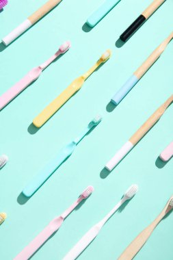 Ahşap ve plastik renkli arka planda diş fırçaları.