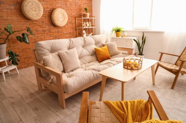 Beyaz koltuklu, koltuklu ve sehpasında meyve sepeti olan şık bir oturma odası.