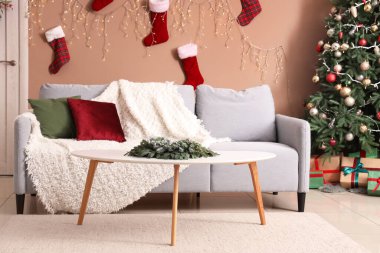 Kanepe ve Noel çoraplarıyla oturma odasının içinde.