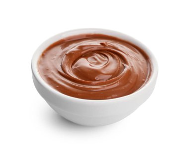 Beyaz arka planda bir kase lezzetli erimiş çikolata.