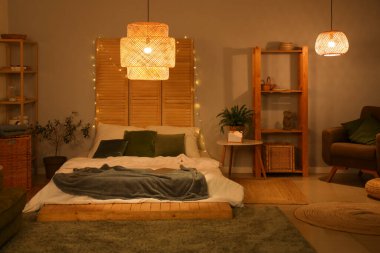 Geceleri parlayan ışıklar ve bitkilerle dolu yatak odasının içi.