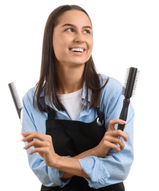 Beyaz arka planda fırçası ve tarağı olan kadın kuaför