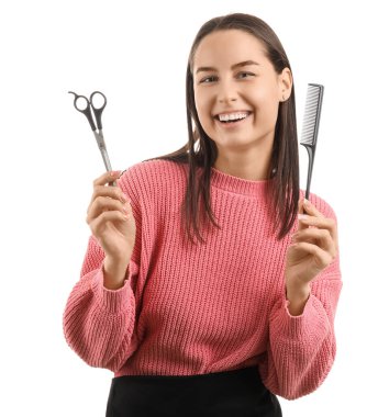 Makasla kadın kuaför ve beyaz arka planda tarak.