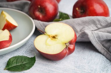 Beyaz arkaplanda taze kırmızı elmalar