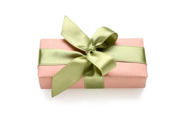 Beyaz arka planda yeşil fiyonklu hediye kutusu. Uluslararası Kadınlar Günü