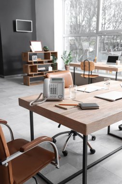 Tahta masa, koltuklar ve kırtasiye konferans salonundaki iş toplantısı için hazırlanıyor.