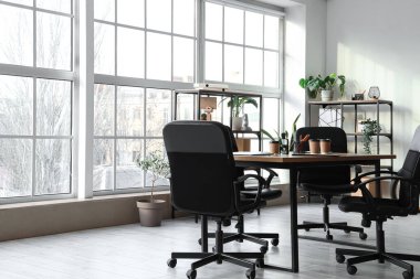 Ofis içi iş toplantısı için masa hazırlandı.