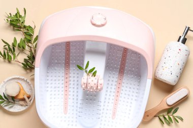 Bej arka planda ayak masajı için ayarlayın, yakın plan.