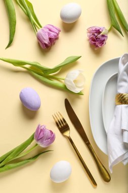 Paskalya yumurtaları ve sarı arka planda güzel laleler.