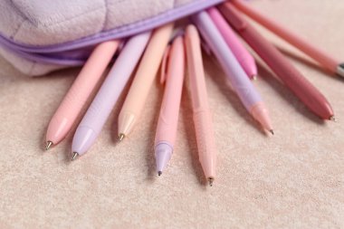 Bej grunge arka planında renkli kalemlerle kalem kutusu