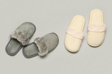 Gri arka planda iki çift terlik. Üst görünüm