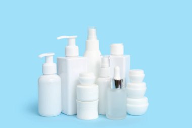 Mavi arka planda farklı kozmetik ürünleri