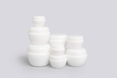 Gri arka planda kozmetik ürünlerin kavanozlarıyla kompozisyon