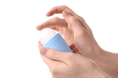 Beyaz arka planda deodorantı olan kadın elleri