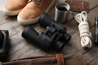 Seyahat için aksesuarlar ve tahta arka planda bir fincan kahve.