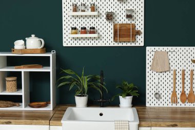 Tahta ve mutfak gereçleri olan şık bir mutfak.