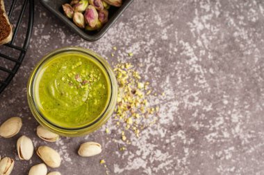 Gri grunge arkaplanda bir kavanoz fıstık ezmesi