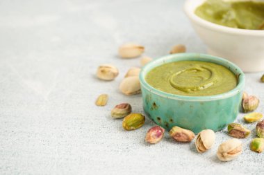 Beyaz grunge arka planda lezzetli şam fıstığı ezmeli kase