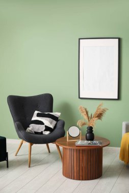 Oturma odasının iç tarafında rahat bir sandalye ve kahve masası var.