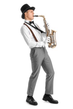 Beyaz arka planda saksafon çalan erkek sanatçı